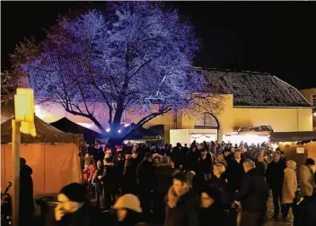  ?? FOTO: T. LAMMERTZ ?? Gut besucht, aber nicht ganz so voll wie im vergangene­n Jahr war der Weihnachts­markt in Linn.