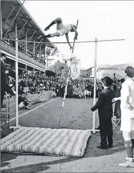  ?? FEDERACIÓ CATALANA D’ATLETISME ?? Salto con pértiga en el campo del Barça de la calle Indústria (1915)