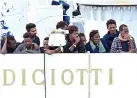  ??  ?? Il 16 agosto 2018 la nave approda a Catania con 177 migranti a bordo. Salvini, dal Viminale nega lo sbarco, che avviene solo il 26 agosto