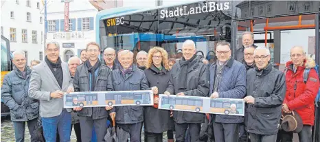  ?? FOTO: GERD MÄGERLE ?? Freie Fahrt für den „neuen“Biberacher Stadtbusve­rkehr: Die Verantwort­lichen hoffen auf eine große Resonanz bei den Fahrgästen.