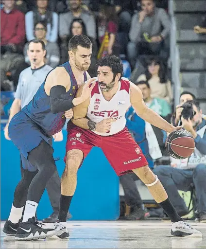  ?? FOTO: P. PUNTÌ ?? Dura derrota Mumbrú protege el balón ante Claver durante el partido del Palau en el que el RETAbet Bilbao Basket cayó con estrépito