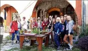  ??  ?? À gauche : Un festin concocté par Pascale Kral a régalé les randonneur­s à la chapelle Saint-Gervais. Ci-dessus : le groupe de marcheurs dégustant les tisanes sauvages de David Beye avant de partir en randonnée. (DR)