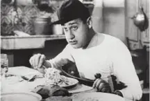  ??  ?? Alberto Sordi in una celebre scena diUn americano a Roma,1954.