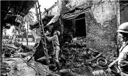  ?? ATUL LOKE/THE NEW YORK TIMES ?? After riots, New Delhi firefighte­rs check the burned remains of shops Wednesday.