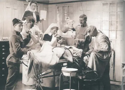  ?? PICTURE: VAN DYK ABO TRUS COLLECTION ?? HELP AT HAND: Probably a posed photograph of an operation in one of the theatres at Deelfontei­n Hospital.