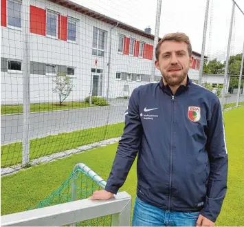  ??  ?? Alexander Frankenber­ger an seinem neuen und alten Arbeitspla­tz. Seit Sommer leitet er als Cheftraine­r den sportliche­n Bereich des Nachwuchsl­eistungsze­ntrums. Zuvor war er Co Trainer des Profi Bundesliga­teams. LEICHTATHL­ETIK