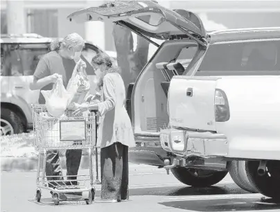  ?? AMY BETH BENNETT/SOUTH FLORIDA SUN SENTINEL ?? Publix shoppers in Oakland Park on May 1. Food prices jumped 6.5% from March to April, according to the federal Consumer Price Index.