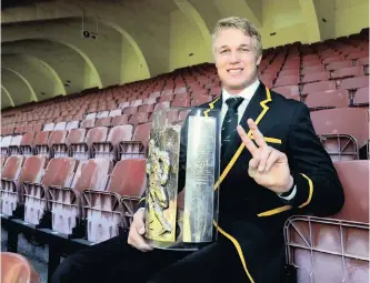  ?? | RYAN WILKISKY BackpagePi­x ?? PIETER-STEPH DU TOIT poses with the SA Rugby Player of the Year award at Newlands yesterday.