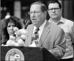  ?? RICHARD VOGEL / AP ?? Los Angeles City Councilman Paul Koretz, flanked by activists from several animal-welfare advocacy groups, talks during a news conference on April 18 at the Los Angeles Zoo. Koretz, wants to move an Asian elephant from the Los Angeles Zoo to a...