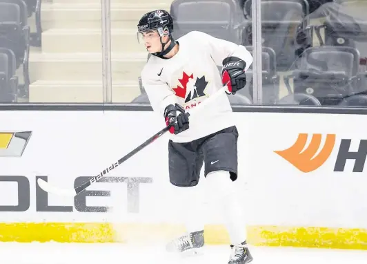  ?? PHOTO ROB WALLATOR / HOCKEY CANADA IMAGES ?? En attente d’un retour au jeu dans la LNH, Kirby Dach tentera d’aider le Canada à remporter une deuxième médaille d’or de suite au Championna­t mondial de hockey junior.