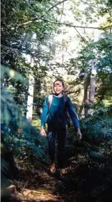  ??  ?? À droite, séance photo dans le magnif ique jeté en 7B du Danseur au Rocher d’Avon © Lucien Martinez
Juste en dessous, approche dans la bonne humeur en forêt. En bas, toujours au Rocher d’Avon, Oriane dans un 7A pas évident pour les petits gabarits