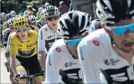  ?? FOTO: AP ?? Los integrante­s del Sky tirando a bloque en el transcurso de la 16ª etapa del Tour