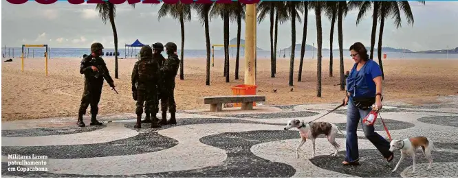  ??  ?? Militares fazem patrulhame­nto em Copacabana