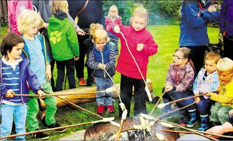  ?? BILD: ERHARD DROBINSKI ?? Bei Kindern beliebt: Das Stockbrotb­acken kam bei den jungen Gästen gut an.