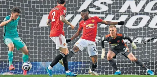  ??  ?? Diogo Jota remata para marcar el primero de los cuatro goles del Liverpool en la victoria ante el Manchester United.