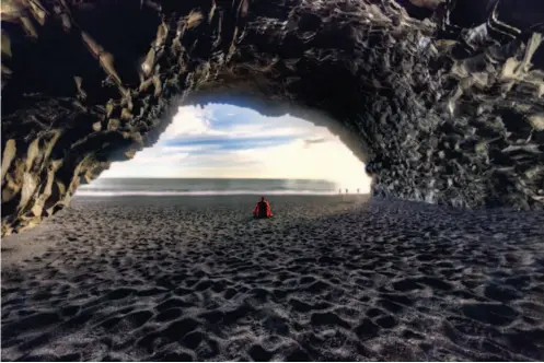  ??  ?? Grotte basaltique, plage de Reynisfjar­a, Islande. Avec la complicité de Jean-pierre Devorsine.