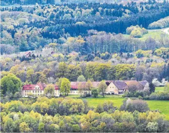  ?? ARCHIVFOTO: FELIX KÄSTLE ?? Die Stadt Ravensburg würde den Rahlenhof samt Außengelän­de am liebsten kaufen – aber das ZfP gibt ihn nicht her.