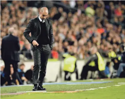  ?? AP ?? Pep Guardiola se mostró cabizbajo luego del tercer gol del Barcelona. El técnico manifestó que su escuadra tuvo opciones; sin embargo, dio muchas libertades en defensa y eso les pasó la factura.