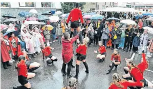  ?? FOTO: KURT LEHMKUHL ?? Für Stimmung am Wingertspa­tz sorgte unter anderem die Tanzgruppe der KF Schwarz-Gold Odenkirche­n.