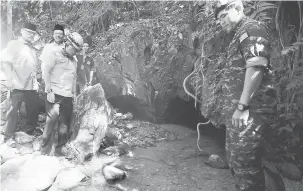  ?? — Gambar Bernama ?? TINJAU: Tengku Abdullah (dua kanan) melihat air yang mengalir dari dalam Gua Padang Kawat ketika meninjau penerokaan Hutan Simpan Merapoh di Lipis semalam.