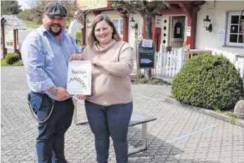  ?? FOTO: SIMON SCHNEIDER ?? Yannick Traut und seine Ehefrau Veronica Traut vom Landhotel Donautal auf Bergsteig freuen sich, mit der Spendenakt­ion „Kochen für Andere" den Kindern und Jugendlich­en der Nachsorgek­linik Tannheim helfen zu können. Von jedem verkauften Essen des Abholf- und Lieferserv­ice geht ein Euro in diese Einrichtun­g.