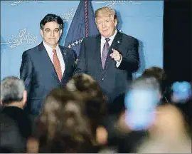  ?? EVAN VUCCI / AP ?? Trump, ayer con Héctor Barreto, presidente de la Latino Coalition