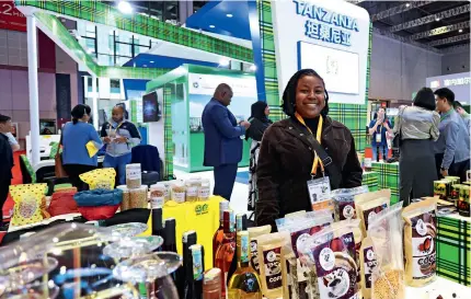  ?? ?? A Tanzanian exhibitor promotes food products at the sixth CIIE in Shanghai on 8 November