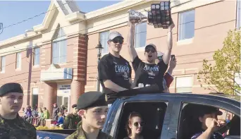  ?? - Acadie Nouvelle: Robert Lagacé ?? Le capitaine Jeffrey Viel soulève la coupe Memorial.