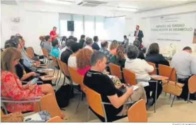  ?? DIARIO DE ALMERÍA ?? El delegado de Economía en el encuentro sectorial de turismo celebrado en el CADE de Almería.