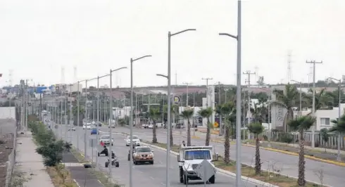  ?? FOTO: LEO ESPINOZA ?? > Decenas de luminarias fueron robadas en el bulevar salida a Imala.