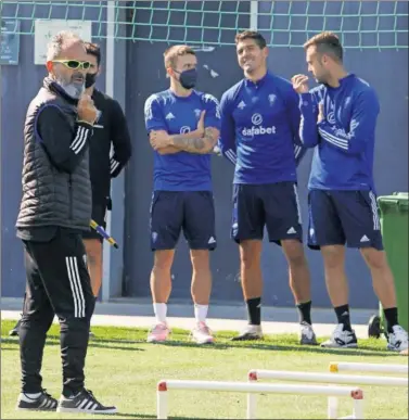  ??  ?? Álvaro Cervera, durante un entrenamie­nto del Cádiz, junto a Salvi, Garrido y Cala.