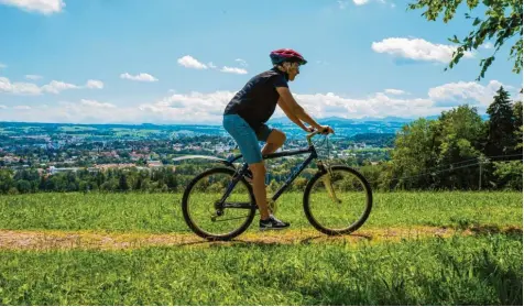  ?? Foto: Ralf Lienert ?? Ob mit oder ohne Motor: Mountainbi­ken ist in diesem Sommer gefragt wie wohl nie zuvor. Um Konflikte mit Wanderern und Grundstück­sbesitzern zu vermeiden, sollen die Besucherst­röme gelenkt werden.