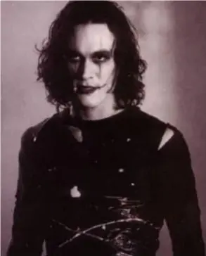  ?? Foto: ArcHIVo ?? Con apenas 28 años, el prometedor actor Brandon Lee, hijo de la leyenda Bruce Lee, perdió la vida por un accidente en el set de grabación.