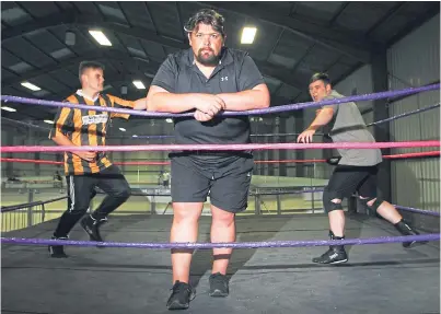  ?? Picture: Mhairi Edwards. ?? David Low, centre, with trainee wrestlers Kerr Davie and Brandon Tierney.