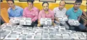  ?? SONU MEHTA/HT PHOTO ?? Delhi Police officers show some of the arms seized from the illegal firearms manufactur­ing unit in Meerut.