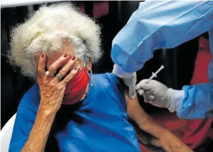  ?? Foto: E. Guzmán Jr. ?? Una mujer mayor de 80 años se vacuna tal y como correspond­e n la actual fase del calendario.
