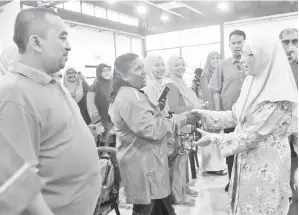  ??  ?? TIMBALAN Perdana Menteri Datuk Seri Dr Wan Azizah Wan Ismail (kanan) beramah mesra dengan orang ramai yang hadir pada Program Santai Sepetang bersama Datuk Seri Dr Wan Azizah Wan Ismail di Dewan Serbaguna, Taman Guar Perahu pada Ahad.