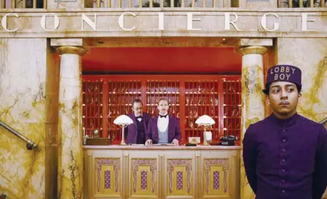  ?? Ansa ?? Umiliati e offesiUna scena di “Grand Budapest Hotel”, film di Wes Anderson del 2014 con Ralph Fiennes e Tony Revolori. Sotto, lo scrittore Marc Levy