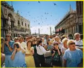  ??  ?? Venezia, 1989 ©Martin Parr. Una delle fotografie esposte nella mostra in cui il fotografo racconta i paradossi del turismo di massa