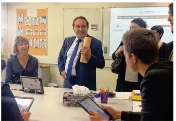  ??  ?? Pierre Bédier, le président du conseil départemen­tal, s’est rendu au collège Henry IV de Meulan-en-Yvelines pour évoquer l’action du Départemen­t dans les établissem­ents scolaires.