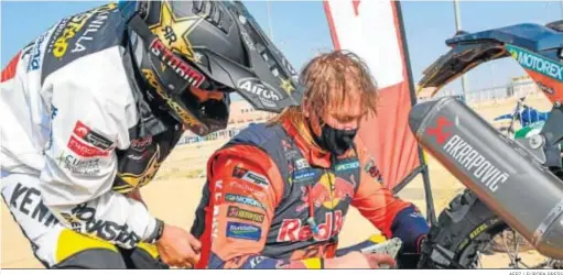  ?? AFP7 / EUROPA PRESS ?? Toby Price comprueba el estado de su moto junto al chileno Pablo Quintanill­a.