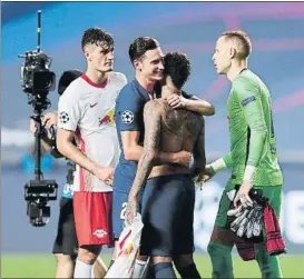  ?? FOTO: GETTY ?? Neymar, sin camiseta
Y con la del Leipzig en la mano, al término de la semifinal
