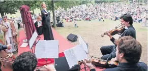  ?? FOTO: SALZ ?? War ein voller Erfolg: die erste „Oper to go“mit Picknick im Kaarster Stadtpark.