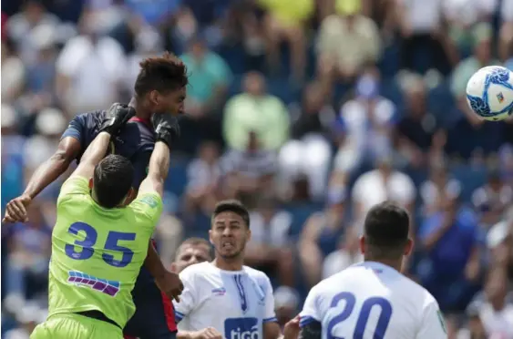  ?? JOSE CORDERO ?? El atacante Marcel Hernández se elevó y superó al arquero de La U, José Pablo Pérez, para darle la victoria a Cartaginés 4 a 3.