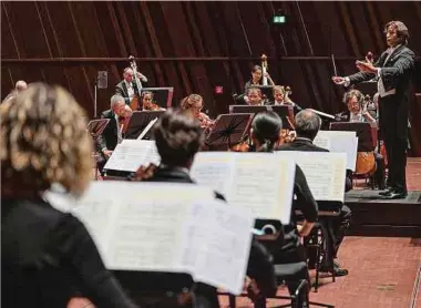  ?? Photo: Philharmon­ie/Alfonso Salgueiro ?? Après une longue absence et un premier essai en juin, l’OPL et son chef Gustavo Gimeno retrouvent leurs pénates au Kirchberg.