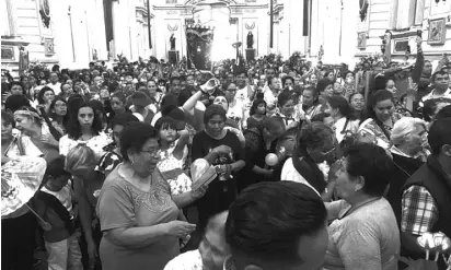  ??  ?? La gente abarrotó el Templo de El Carmen al finalizar la procesión tras la bajada./ Redacción