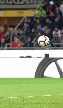  ?? (Lapresse) ?? Colpo secco Mauro Icardi, 25 anni, batte Donnarumma e i difensori centrali del Milan e segna il gol della vittoria nel derby al secondo minuto di recupero
