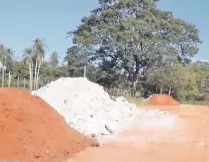  ??  ?? Pobladores de Villeta cuestionan que se utiliza clínker de mala calidad para la construcci­ón de caminos vecinales.