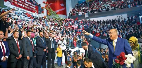  ?? FOTO: DPA ?? Blumen für die Fans: Wie einen Popstar feierte die Masse in der Ankara-Arena den Präsidente­n der Türkei, Recep Tayyip Erdogan.