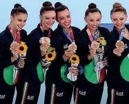  ??  ?? Sul podio Le Farfalle azzurre della ritmica premiate a Tokyo con la medaglia di bronzo La veneta Daniela Mogueran è la seconda da destra